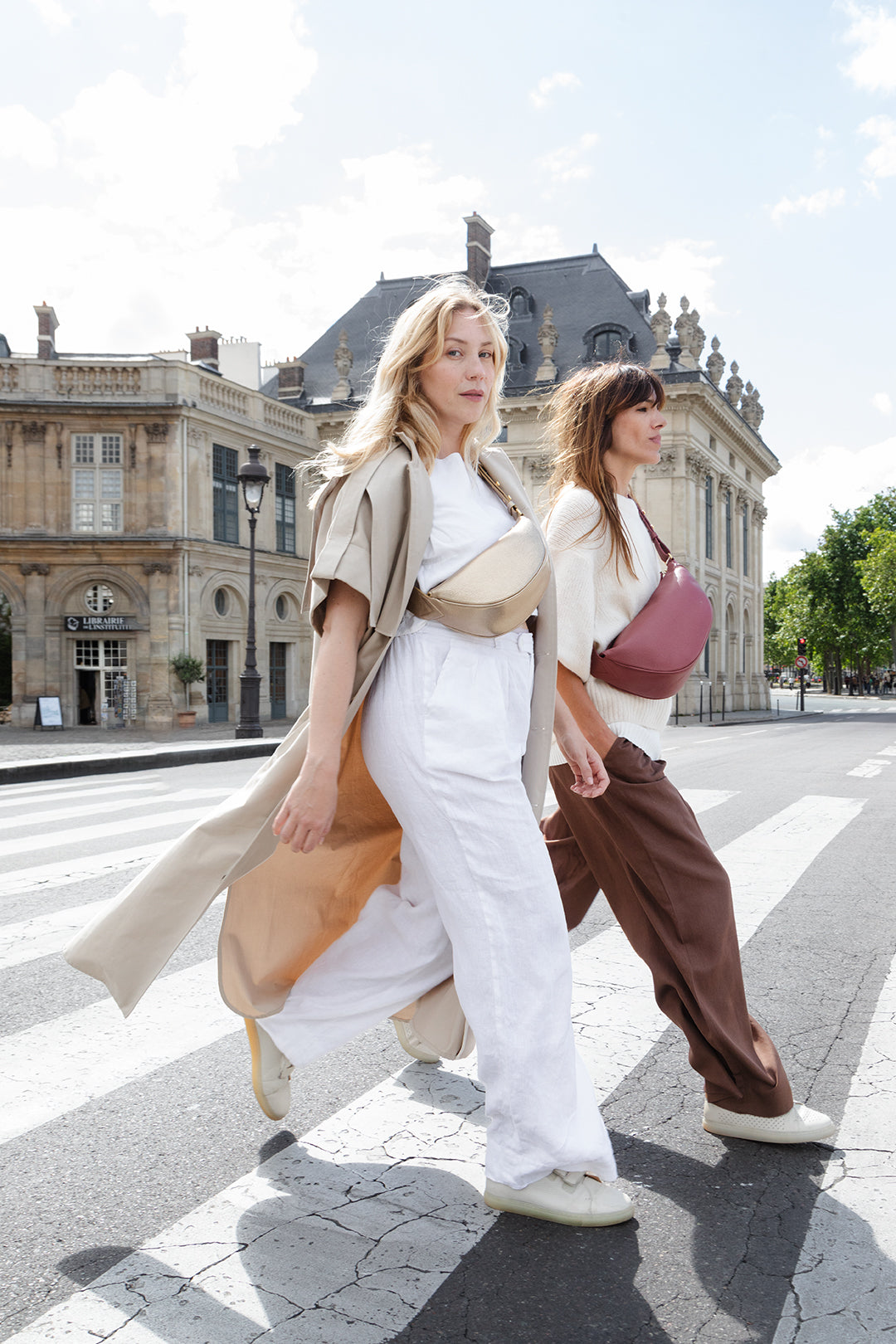 Femme portant le sac banane Thelma ENVOL bois de rose en marche #Couleur_Bois de Rose