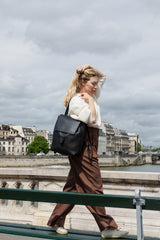 Femme portant le sac à dos Ysé ENVOL noir en marche #Couleur_Noir