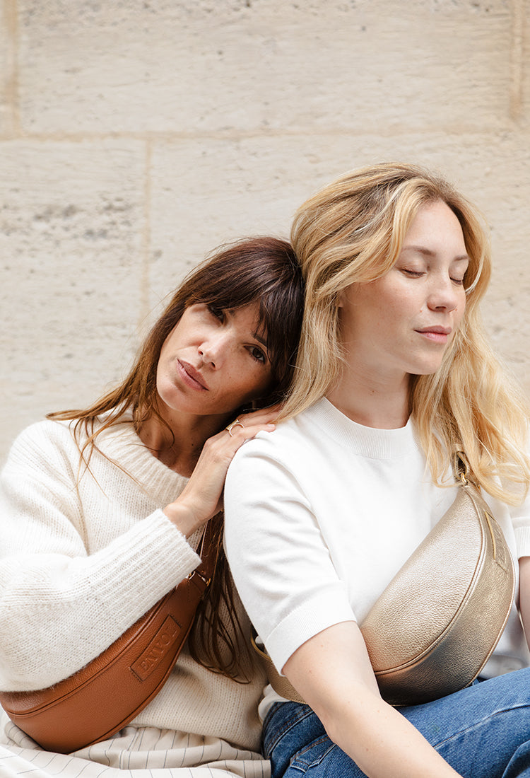 Deux femmes portant le mini sac banane Lou ENVOL camel #Couleur_Camel