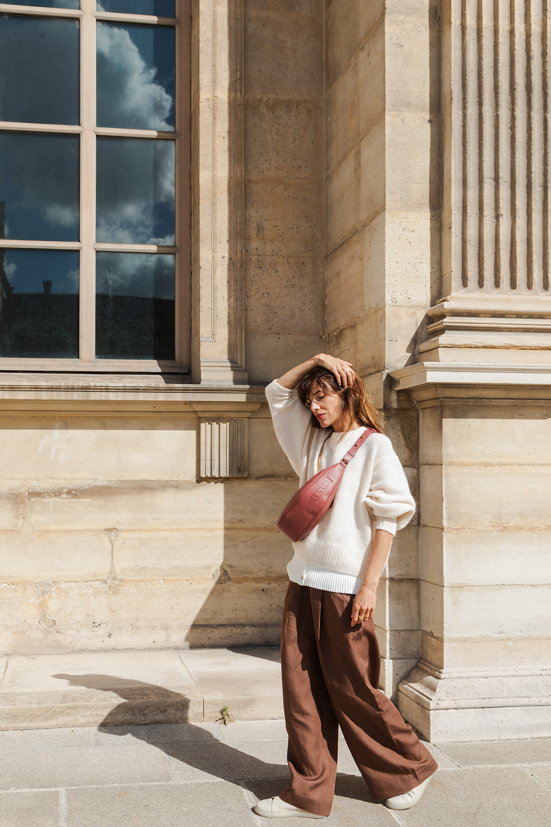Femme portant le sac banane Thelma ENVOL bois de rose assise #Couleur_Bois de Rose