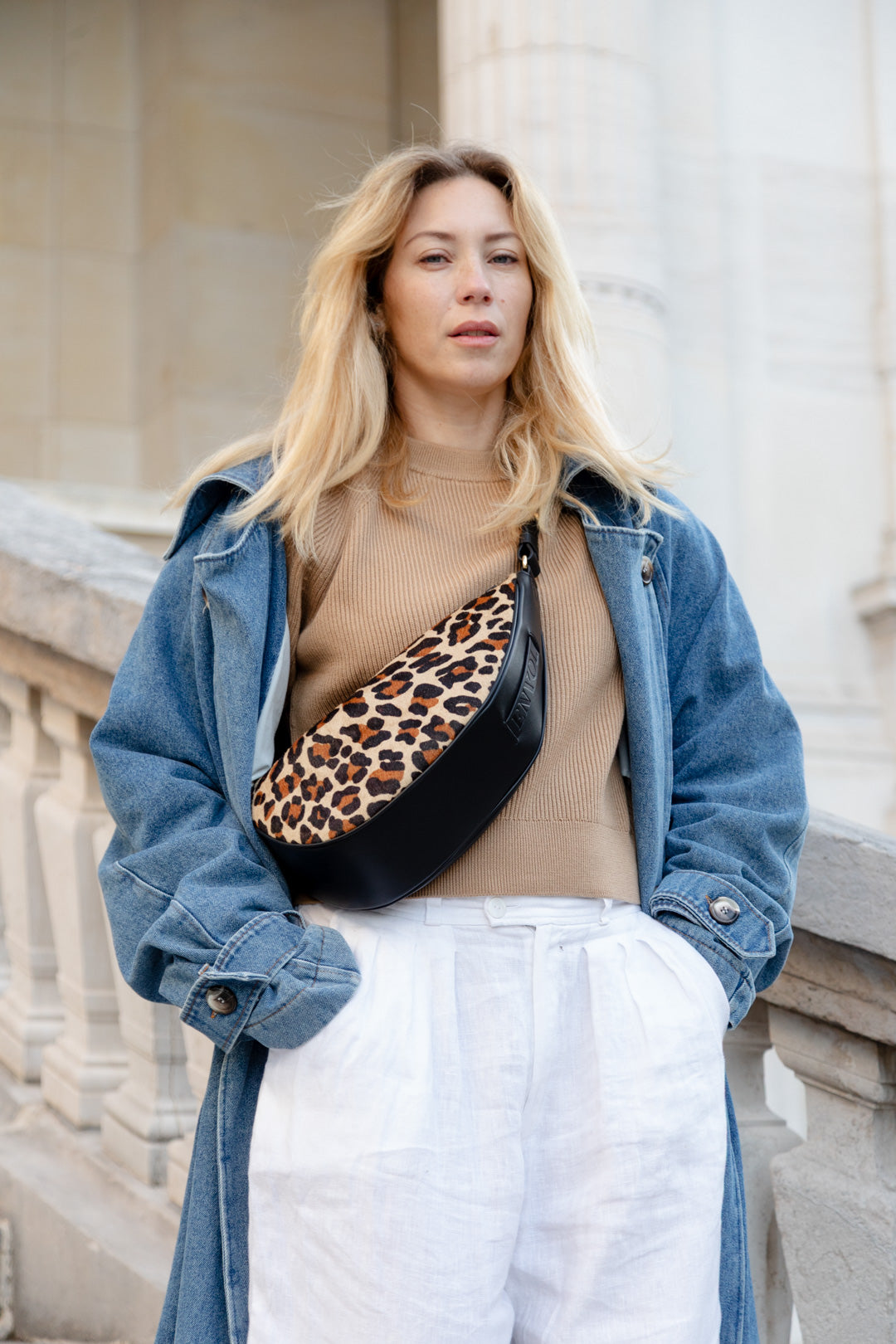 Femme portant le sac banane Thelma ENVOL imprimé léopard avec une veste en jean #Couleur_Léopard