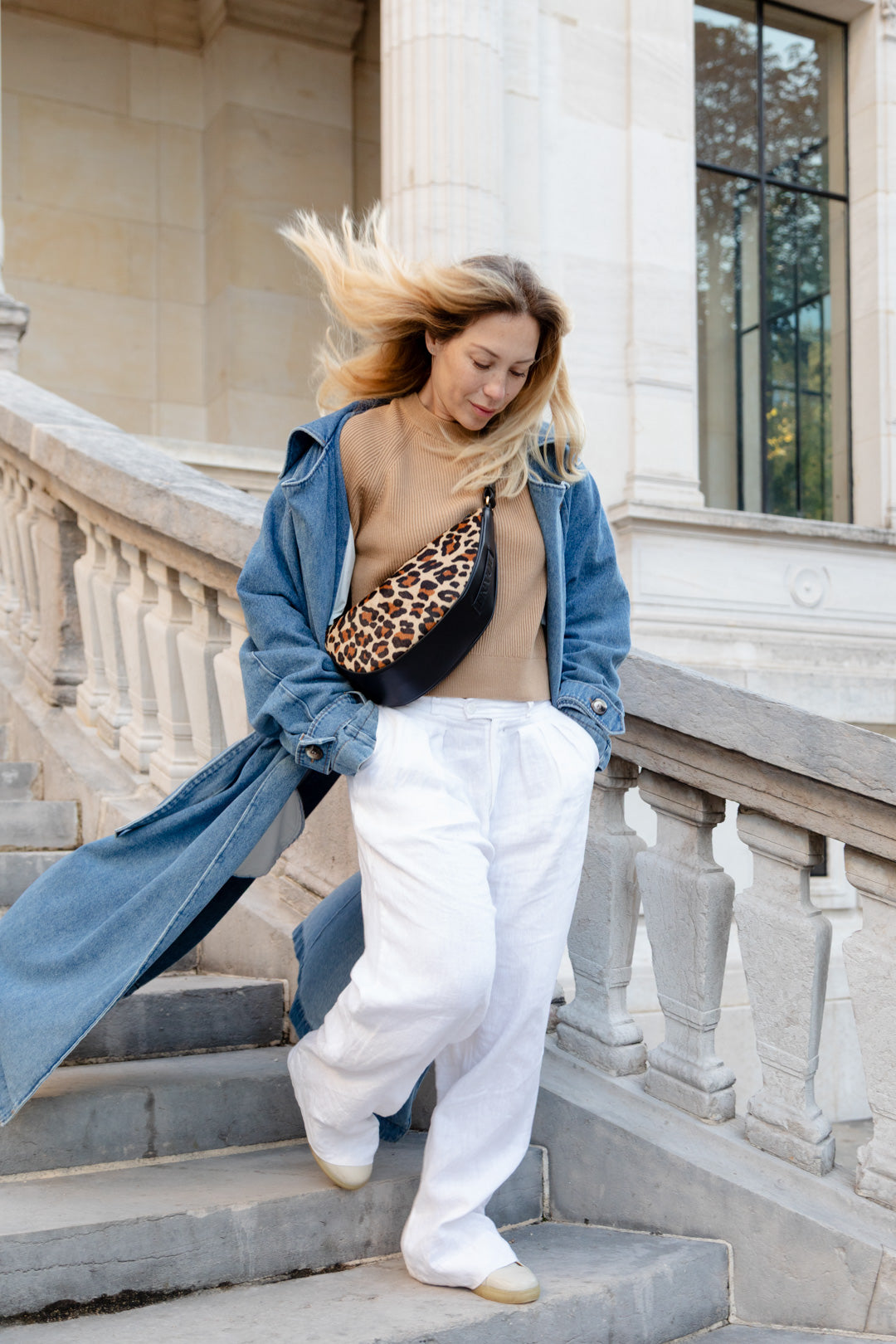 Femme portant le sac banane Thelma ENVOL imprimé léopard en ville, de face #Couleur_Léopard