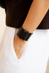 Bracelet manchette Ava ENVOL noir — porté au poignet #Couleur_Noir