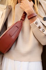 Femme portant le bracelet Billie ENVOL bois de rose avec le mini sac banane Lou bois de rose, détail #Couleur_Bois de Rose
