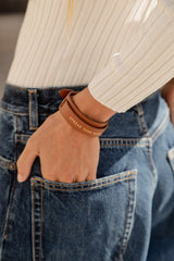 Bracelet double tour Billie ENVOL camel — porté au poignet #Couleur_Camel