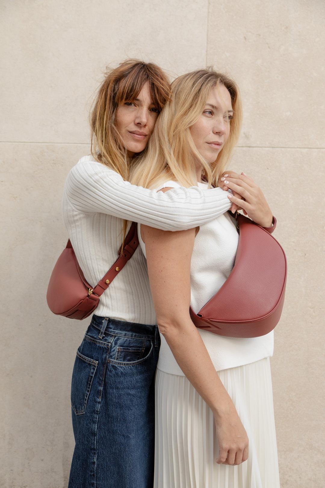 Deux femmes portant le mini sac banane Lou ENVOL bois de rose #Couleur_Bois de Rose