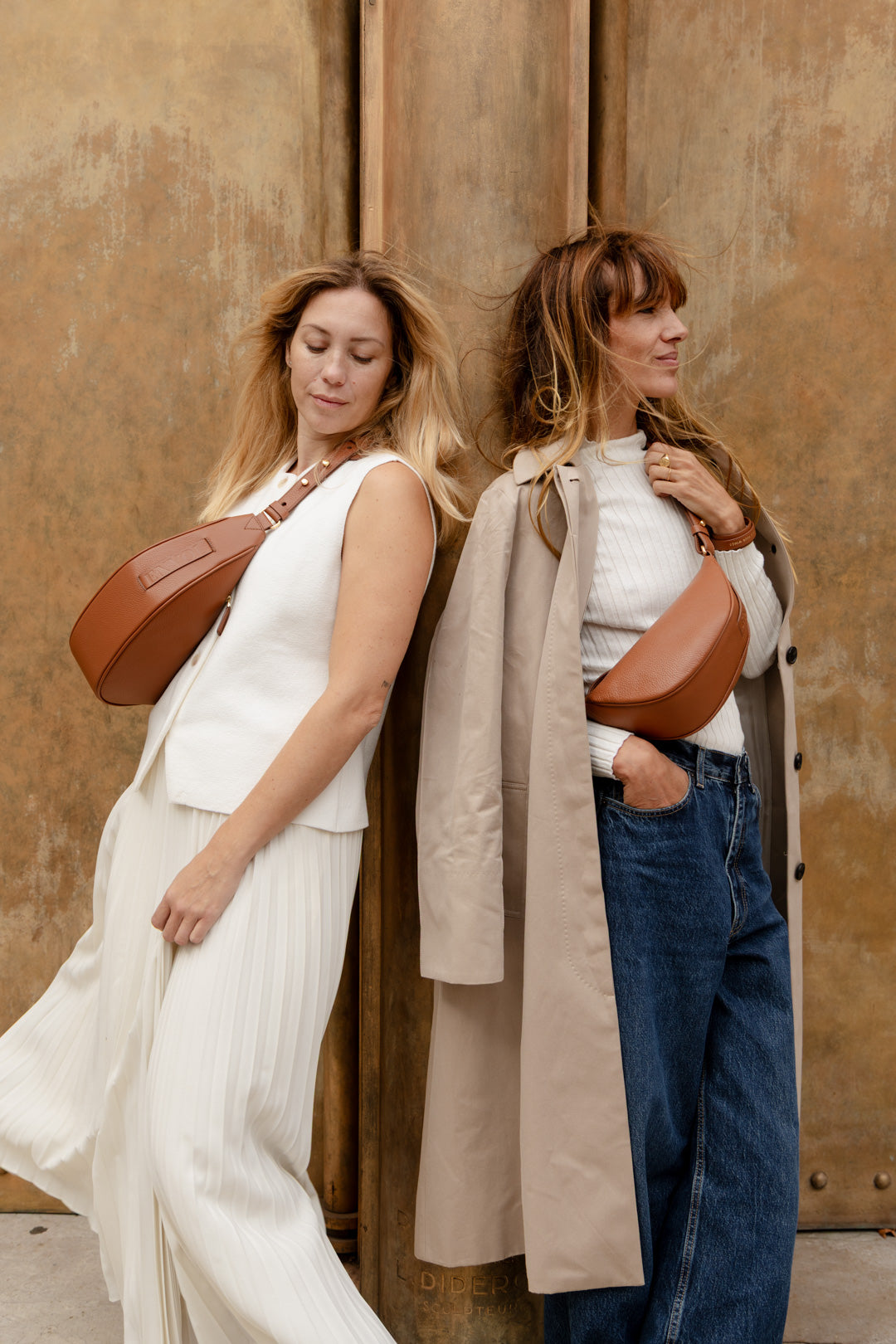 Deux femmes portant le sac banane Thelma ENVOL camel #Couleur_Camel