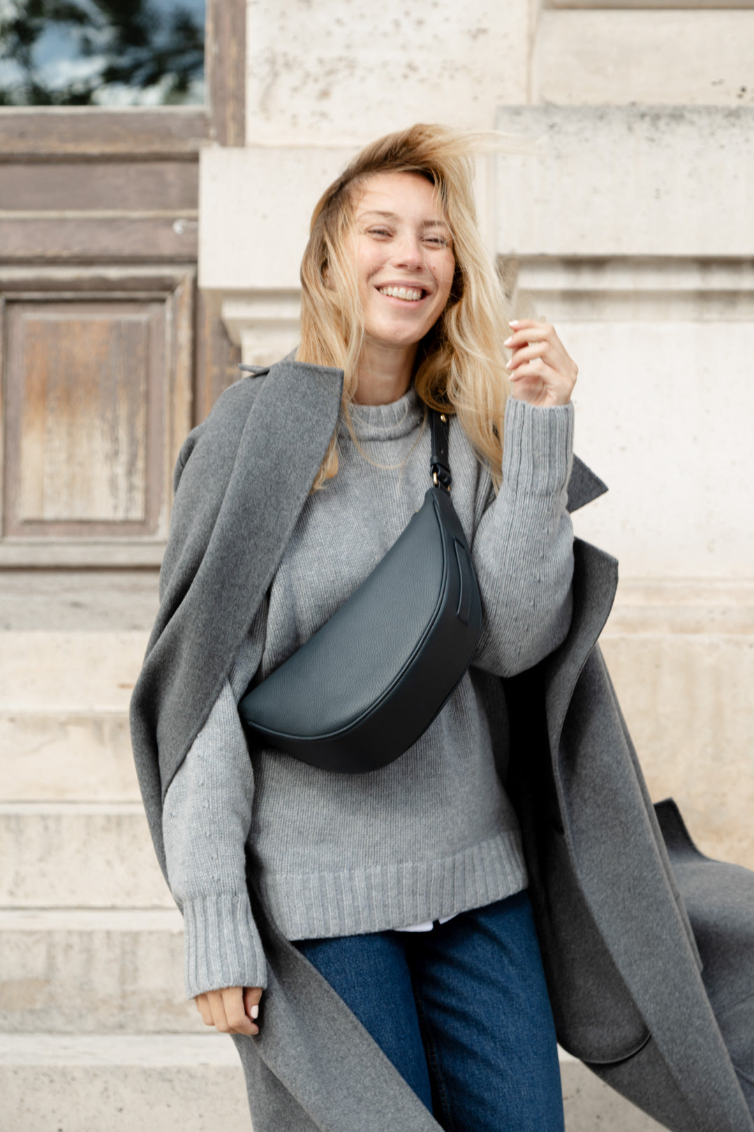 Femme portant le sac banane Thelma ENVOL bleu de cendre en ville #Couleur_Bleu de Cendre