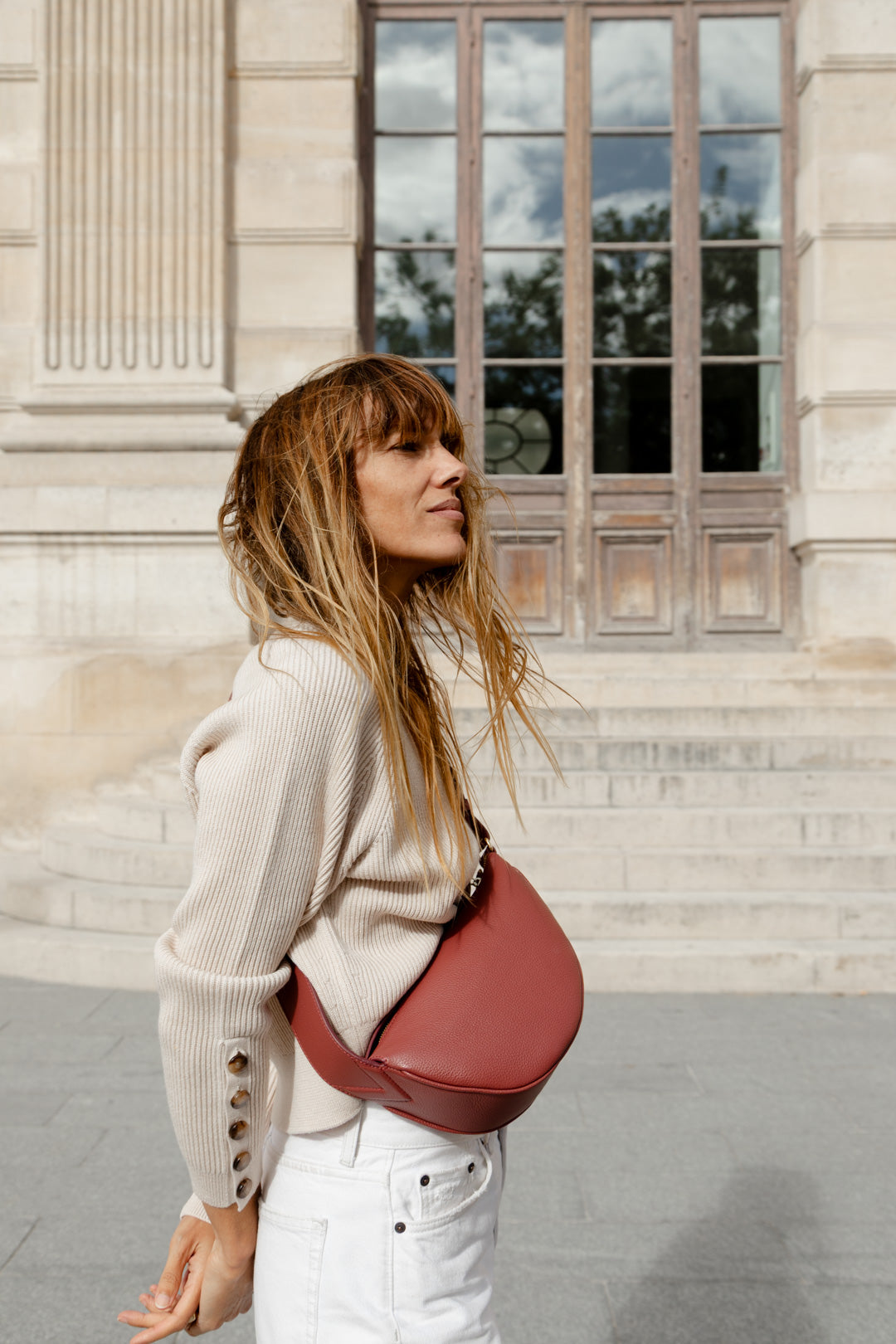 Femme portant le mini sac banane Lou ENVOL bois de rose pull blanc #Couleur_Bois de Rose