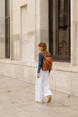 Femme portant le sac à dos Ysé ENVOL camel en ville #Couleur_Camel