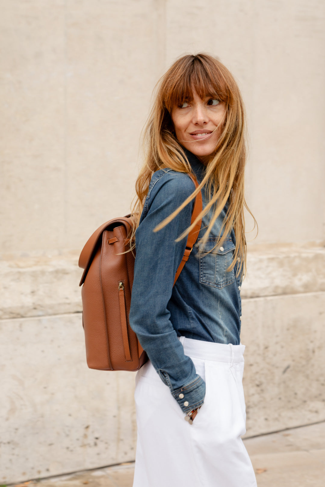 Femme portant le sac à dos Ysé ENVOL camel sur l'épaule #Couleur_Camel