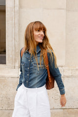 Femme portant le sac à dos Ysé ENVOL camel de face #Couleur_Camel