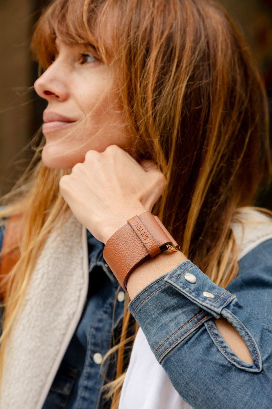 Femme portant le bracelet Ava ENVOL camel au poignet #Couleur_Camel