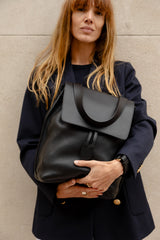 Femme portant le sac à dos Ysé ENVOL noir à la main #Couleur_Noir