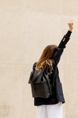 Femme portant le sac à dos Ysé ENVOL noir bras levé #Couleur_Noir