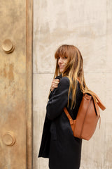Femme portant le sac à dos Ysé ENVOL camel de profil #Couleur_Camel