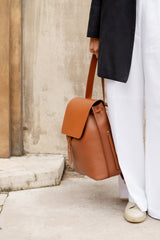 Femme portant le sac à dos Ysé ENVOL camel de dos, en ville #Couleur_Camel