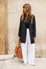 Femme portant le sac à dos Ysé ENVOL camel à la main #Couleur_Camel