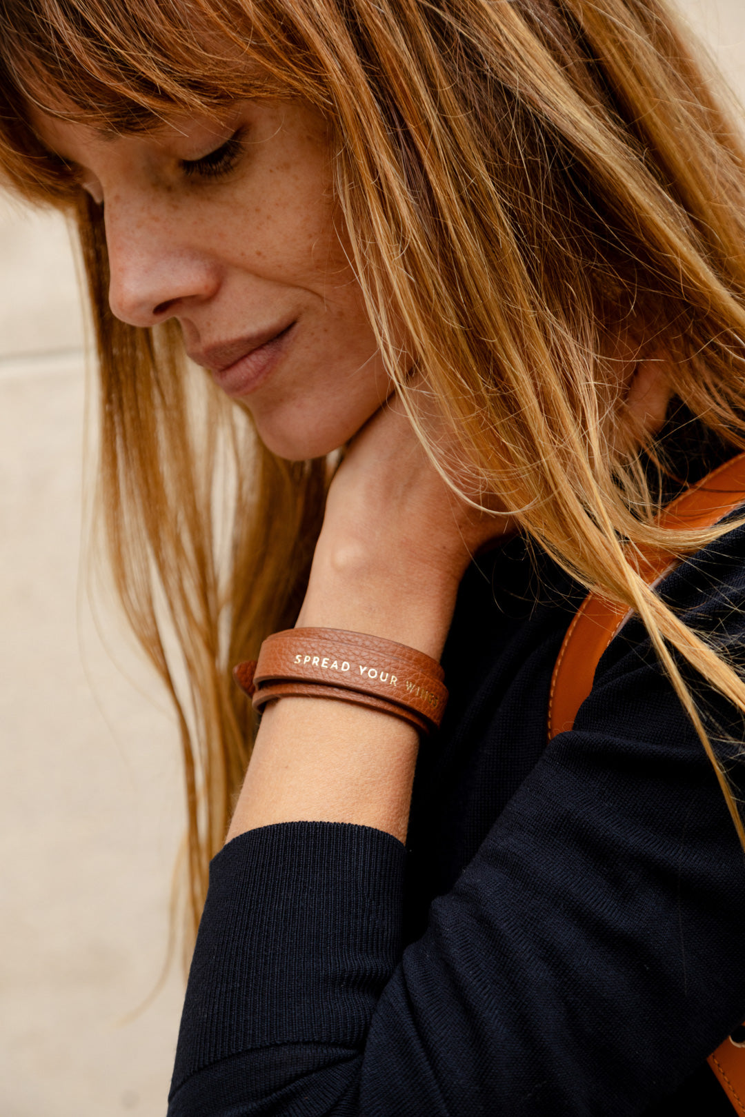 Femme portant le bracelet Billie ENVOL camel au poignet #Couleur_Camel