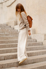 Femme portant le sac à dos Ysé ENVOL camel dans un escalier #Couleur_Camel