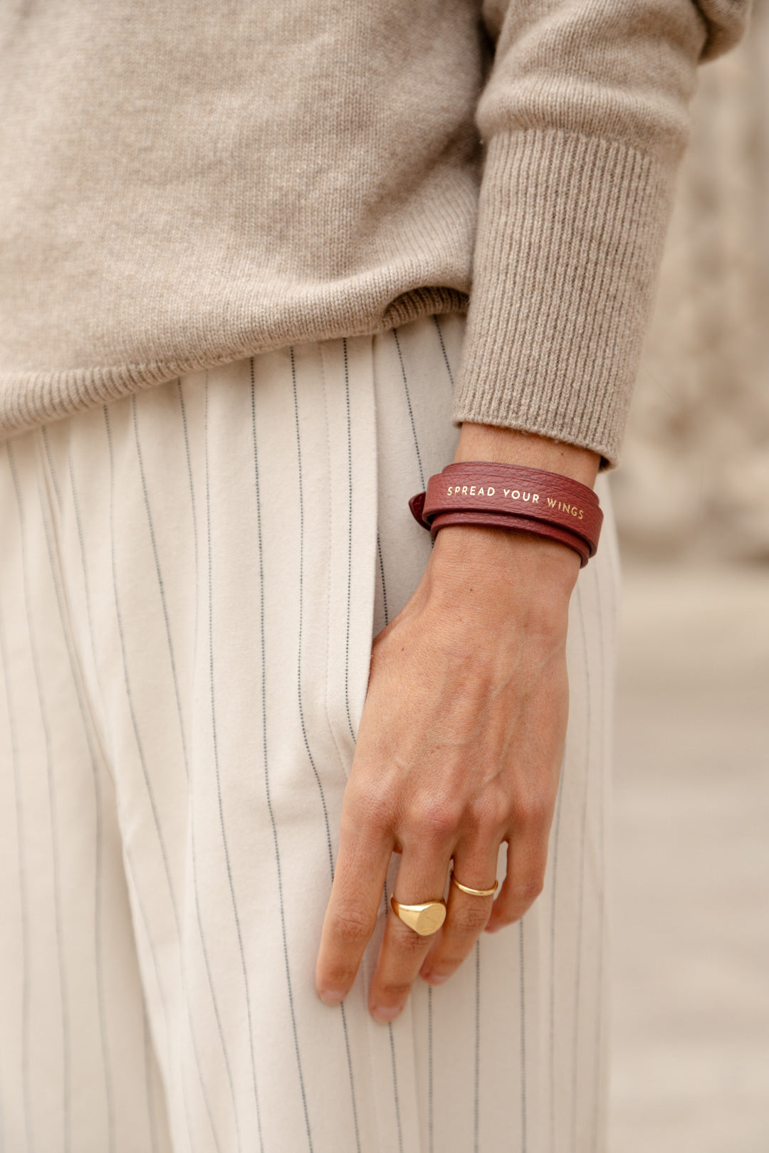 Bracelet double tour Billie ENVOL bois de rose — porté au poignet, détail #Couleur_Bois de Rose