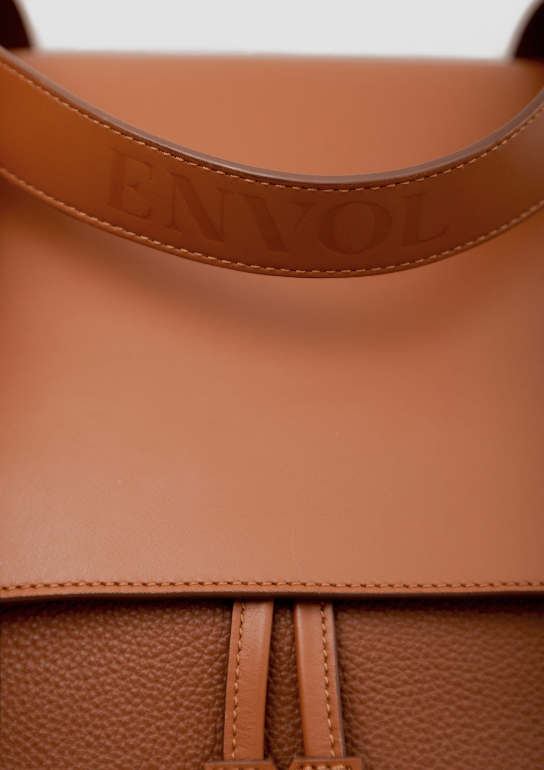 Sac à dos Ysé ENVOL camel — détail dessus #Couleur_Camel