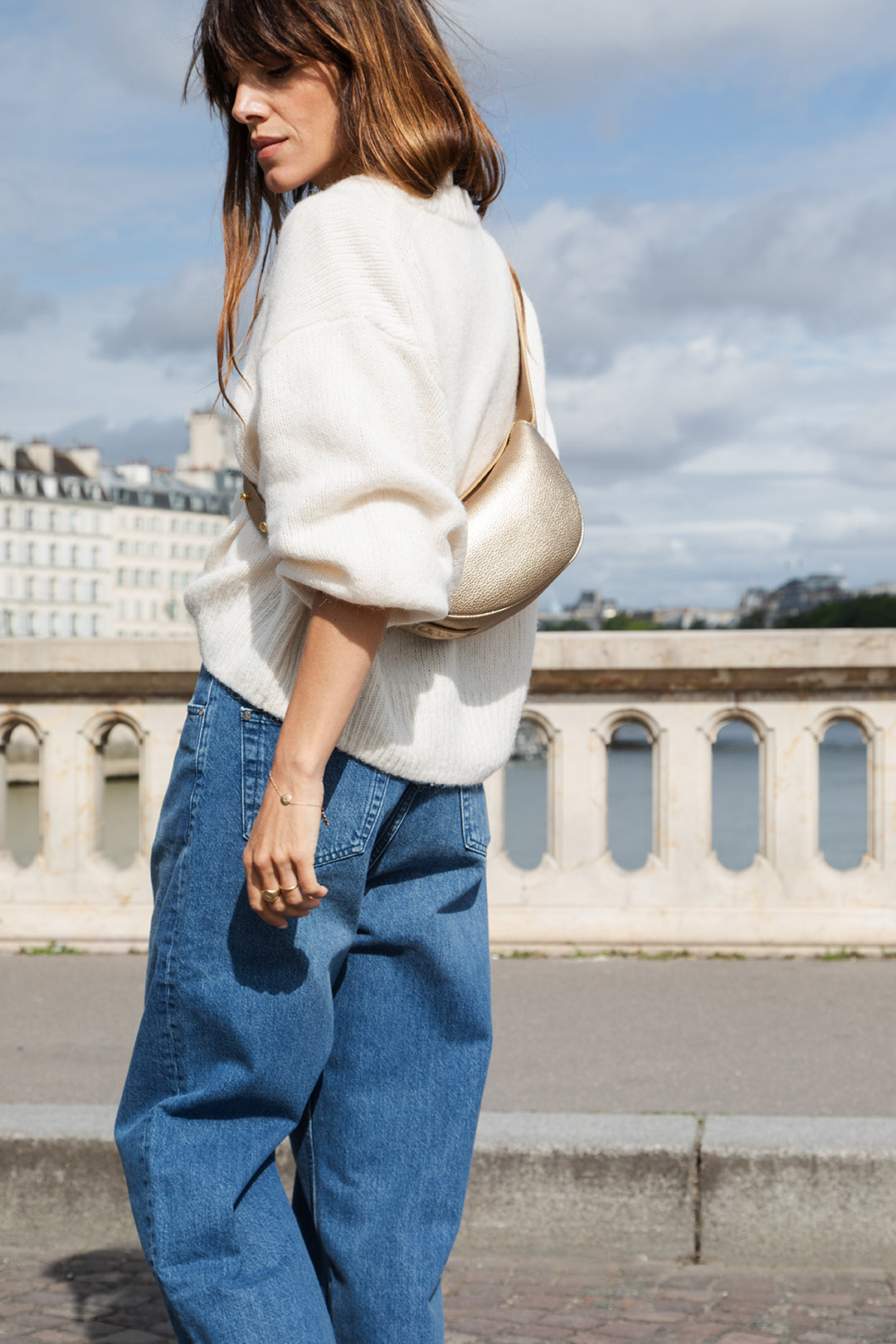 Femme portant le mini sac banane Lou ENVOL doré de dos #Couleur_Gold