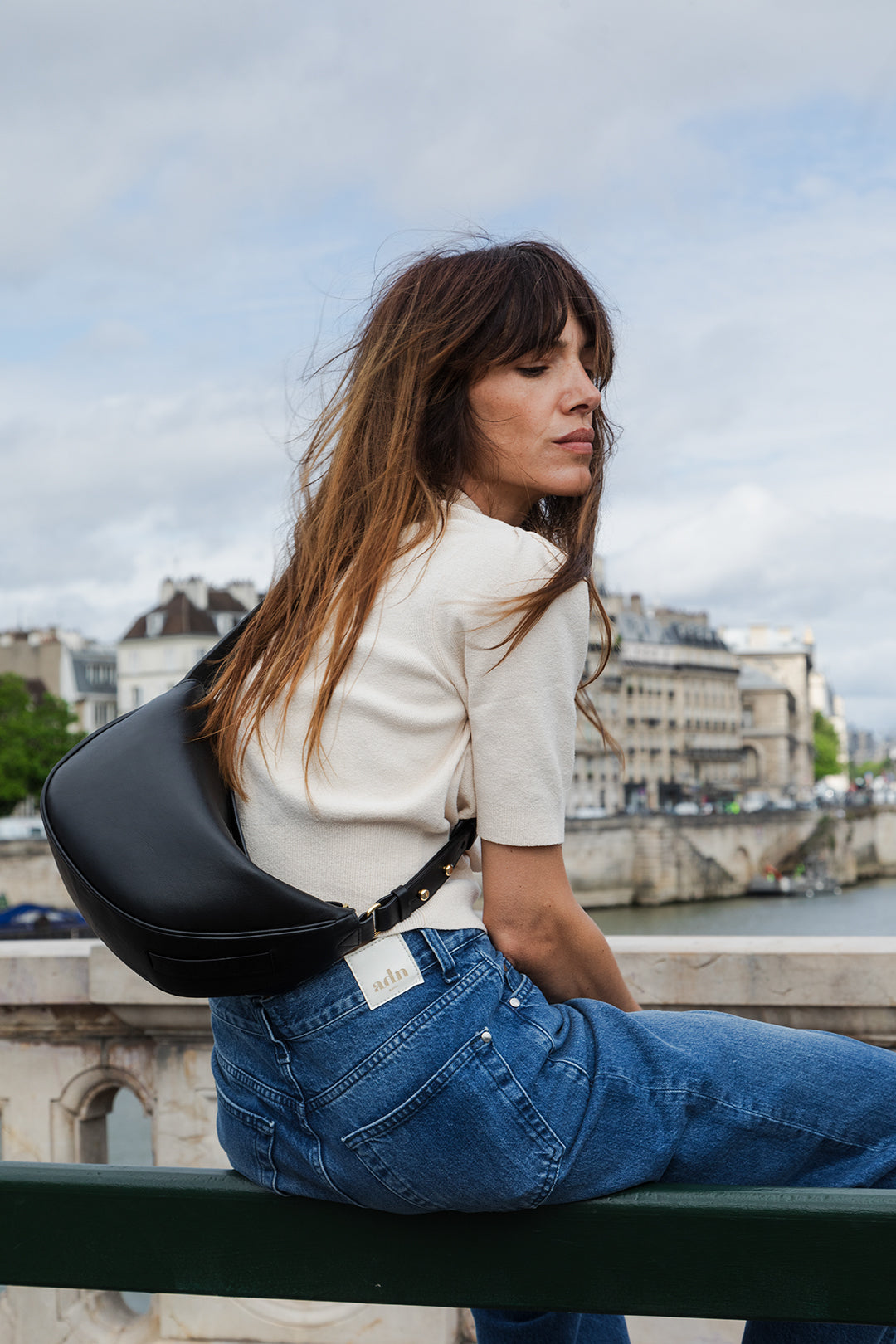 Femme portant le sac banane Thelma ENVOL noir assise en ville #Couleur_Noir