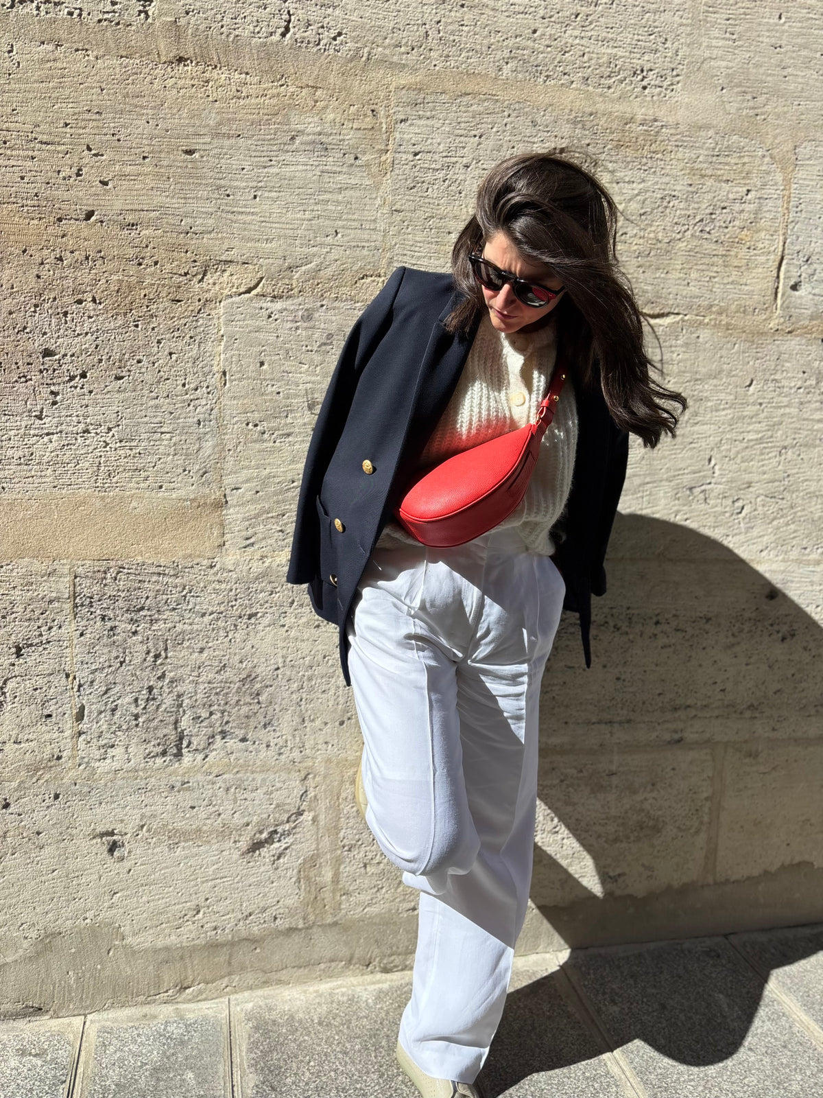 Femme portant le mini sac banane Lou ENVOL rose corail en ville, de dos #Couleur_Rose Corail