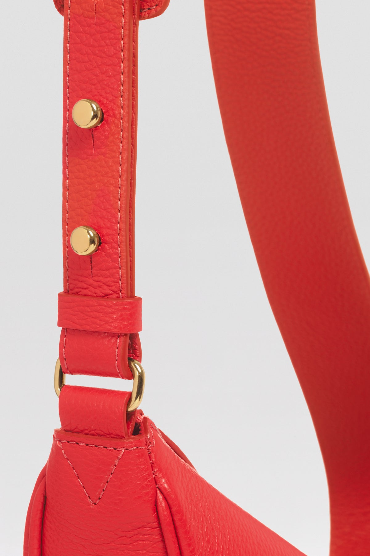 Mini sac banane Lou ENVOL rose corail — détail bandoulière #Couleur_Rose Corail
