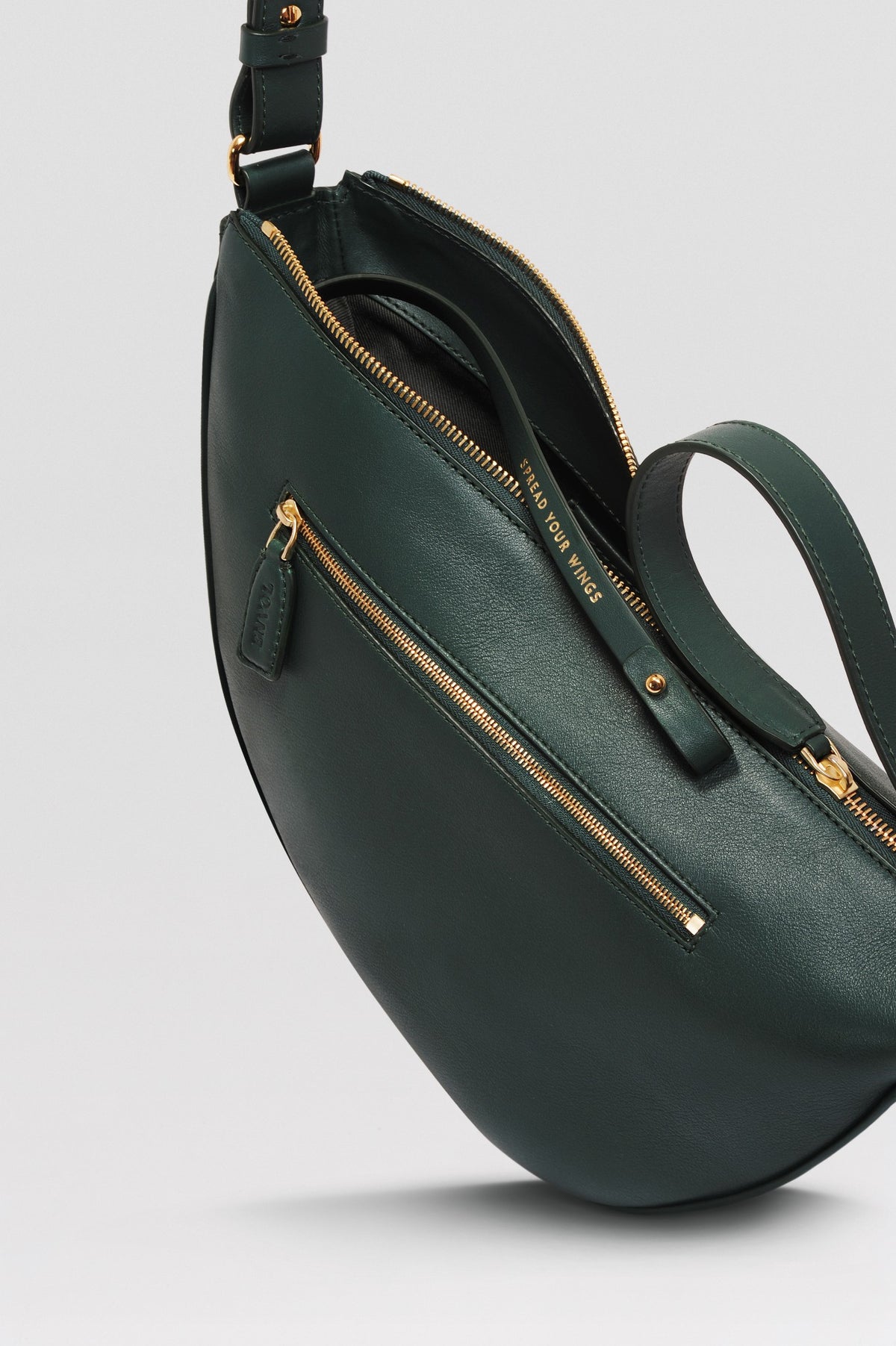 Sac banane Thelma ENVOL vert sapin — détail cuir #Couleur_Vert Sapin